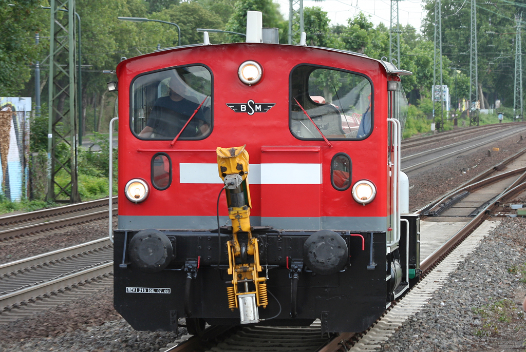 Die 333 674-0 der BSM fhrt Lz fr den AZ nach Dsseldorf Hbf durch Dsseldorf Oberbilk am 06.08.2010