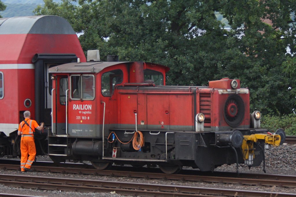 Die 335 103 rangierte am 19.8.11 mit ein paar Wagen im BW Trier.Aufgenommen aus der RB herraus.