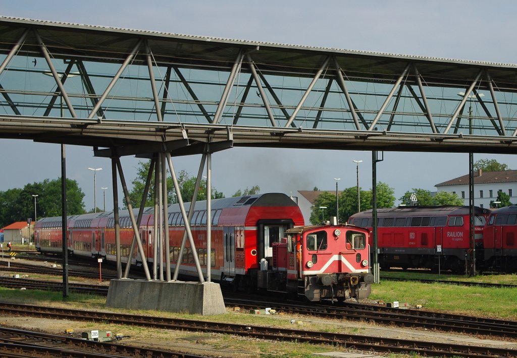 Die 335 113-7 rangiert im Bahnhof Mhldorf eine Doppelstock-Wagen-Garnitur. Aufgenommen am 15.07.2010.