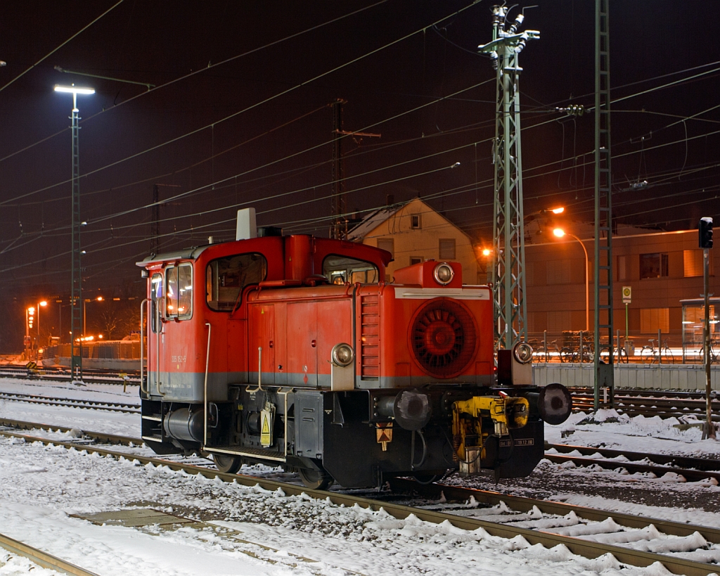 Die 335 152-5 der DB Schenker Rail Deutschland AG (ex DB 333 152-7) abgestellt am 08.12.2012 im Bahnhof Offenburg. 

Die Kf III wurde 1974 von O&K unter der Fabriknummer 26461 gebaut und als 333 152-7 an die DB geliefert, 1988 erfolgte der Umbau d.h. die Ausrstung mit Funkfernsteuerung und somit die Umbezeichung in 335 152-5 die sie bis heute trgt.

Sie hat einen RHS 518A MWM-Motor mit einer Dauerleistung von 177 kW (240 PS) und eine Hchstgeschwindigkeit von 45 km/h. Die Kraftbertragung erfolgt (wie bei allen BR333 und 335) vom Motor ber das hydraulische Wendegetriebe, ber Gelenkwelle und zustzliche Achsgetriebe.

Die Kraftbertragung  ber Gelenkwelle ist eine Weiterentwicklung Gmeinder aus dem Jahre 1965. Das ist auch der wesentliche Unterschied zu den BR 331 und 332, hier erfolgt die Kraftbertragung ber Kette.