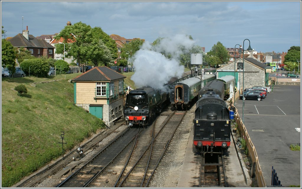 Die 34070 verlsst Swanage Richtung Corfe Castle und am Stellwerk erhlt der Lokfhrer den  Fahrtberechtignngsring  berreicht.
15. Mai 2011
