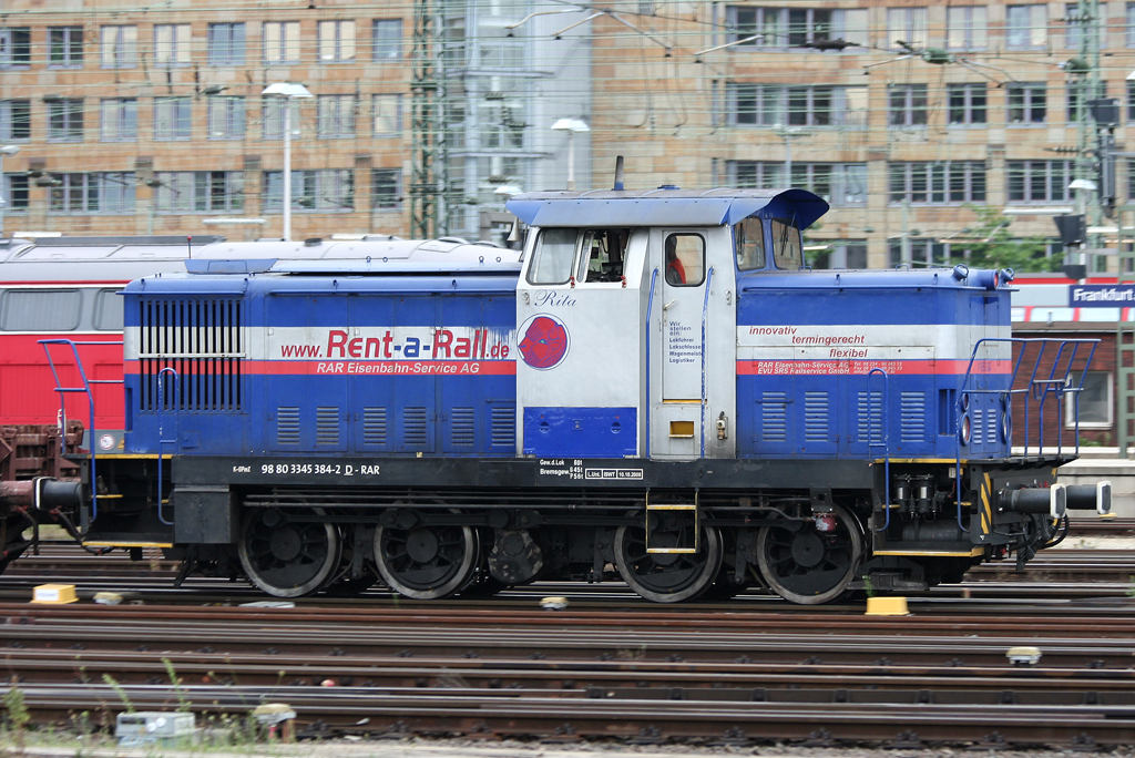 Die 345 382-4 der RAR rangiert mit einem Bauzug durch Frankfurt a.M. HBF am 17.08.2010