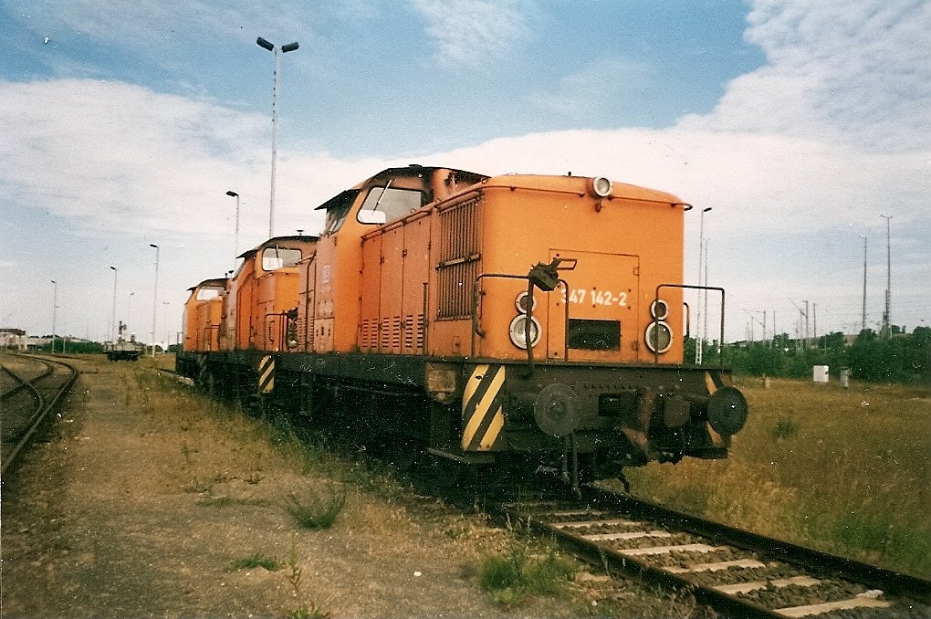 Die 347 142 gibt es Heute nicht mehr in Mukran.Im Juli 1998 fotografierte ich die Lok abgestellt in Mukran.
