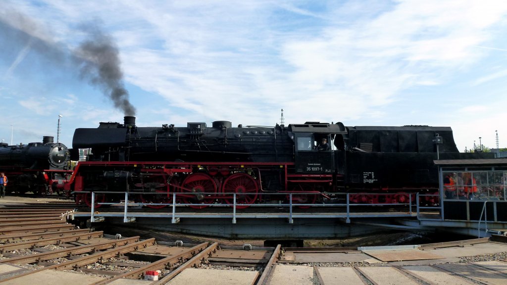 Die 35 1097-1 auf der Drehscheibe in Gera. Foto 29.09.2012