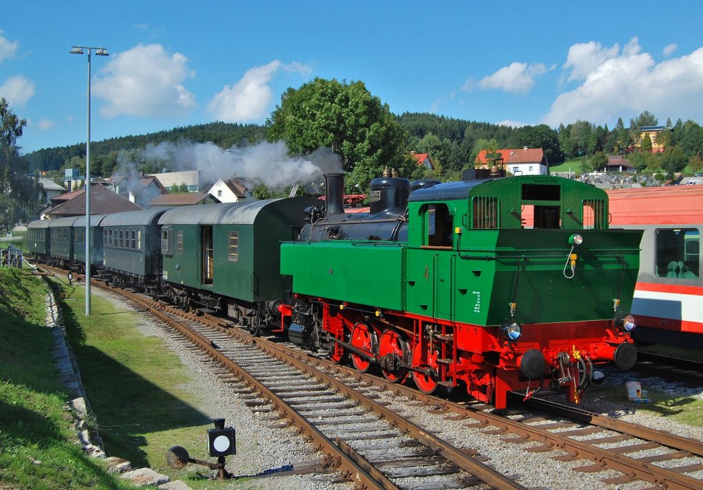 Die 352.2530 wird auf dem Freigel�nde der �GEG in Ampflwang
startklar gemacht um wenig sp�ter Fahrg�ste mit einem Museumszug von
Ampflwang nach Timelkam zu bringen.