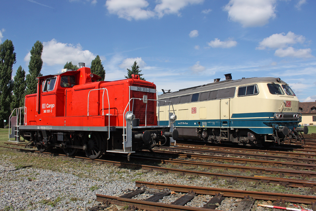 Die 360 303-2 neben 217 014-0 beim 175 Jahre Eisenbahn in Deutschland fest im BW Nrnberg Gostenhof am 19,08,10 