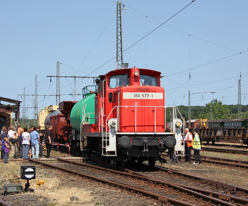 Die 360 577-1 mit einem modellbahntauglichen Epoche I/II Gterzug am Haken gab es am 02.06.2011 in Darmstadt-Kranichstein zu den Bahnwelttagen 2011 auch zu bestaunen.