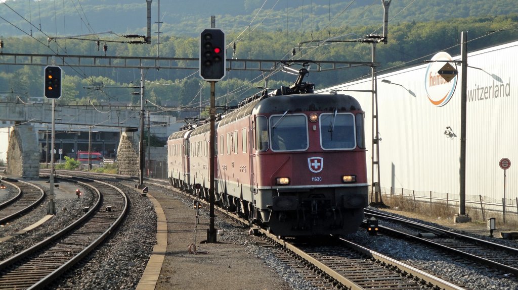 Die 360 Tonnen, 31800 PS oder einfach die Re 18/18, bestehend aus der Re 6/6 11630  Herzogenbuchsee , der 11634  Aarburg-Oftringen  und der 11640  Mnchenstein  drcken am 03.09.10 die Schiene so stark, dass es auch der Perron des Bahnhofs zu spren bekommt! Die Loks durchfahren am 03.09.10 Olten Hammer mit Ziel Olten Depot.