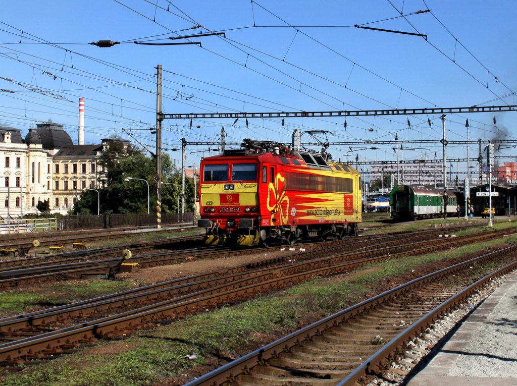 Die 362 127 am 01.10.2011 bei einer Rangierfahrt im Pilsener Hbf.