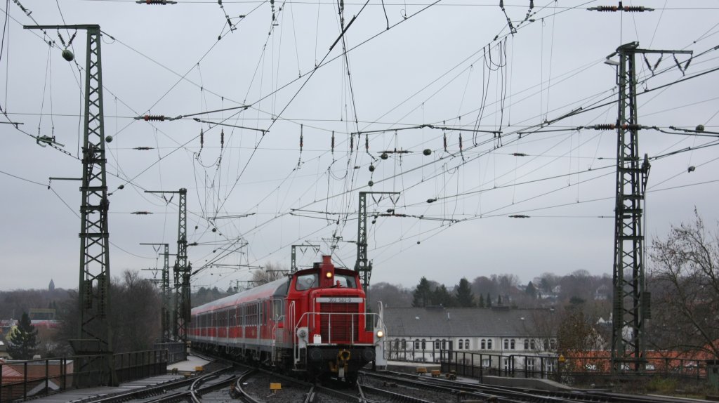 Die 362 582-9 fuhr am 12.12.2010 (Fahrplanwechsel) mit 5 n-Wagen und der 111 112 in Aachen Hbf ein.