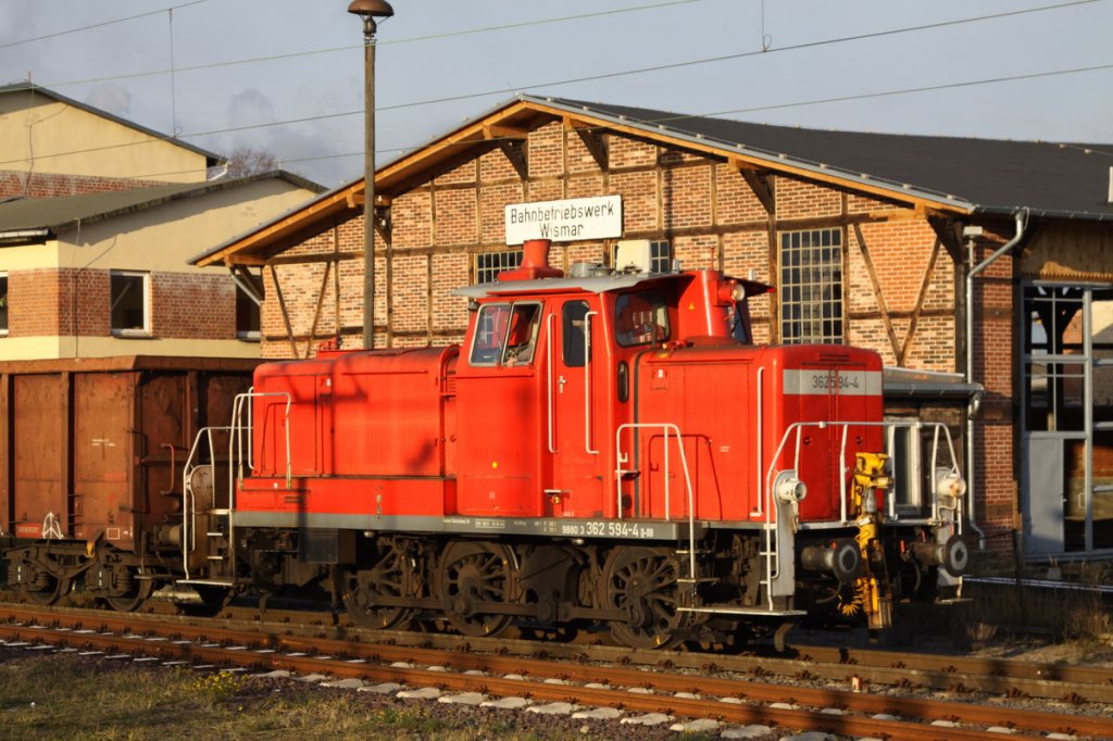 Die 362 594 zieht einen leeren Schrottzug aus dem Seehafen wismar. 15.12.2009