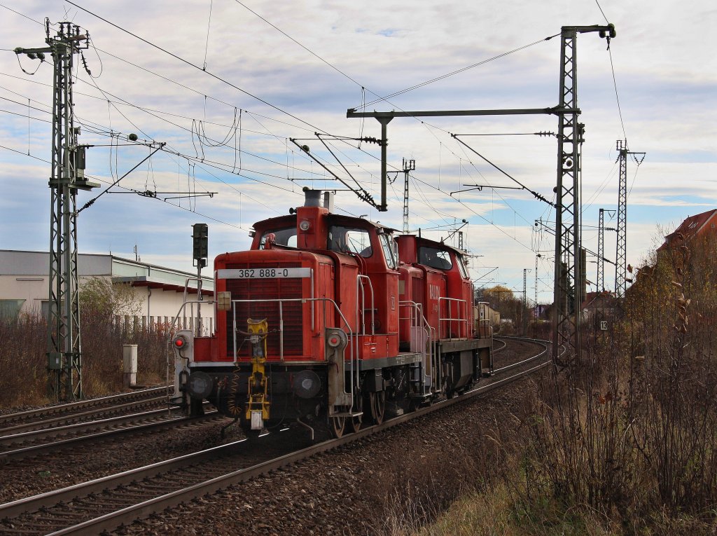 Die 362 888 geschleppt von der 294 867 am 13.11.2010 in Obertraubling. 