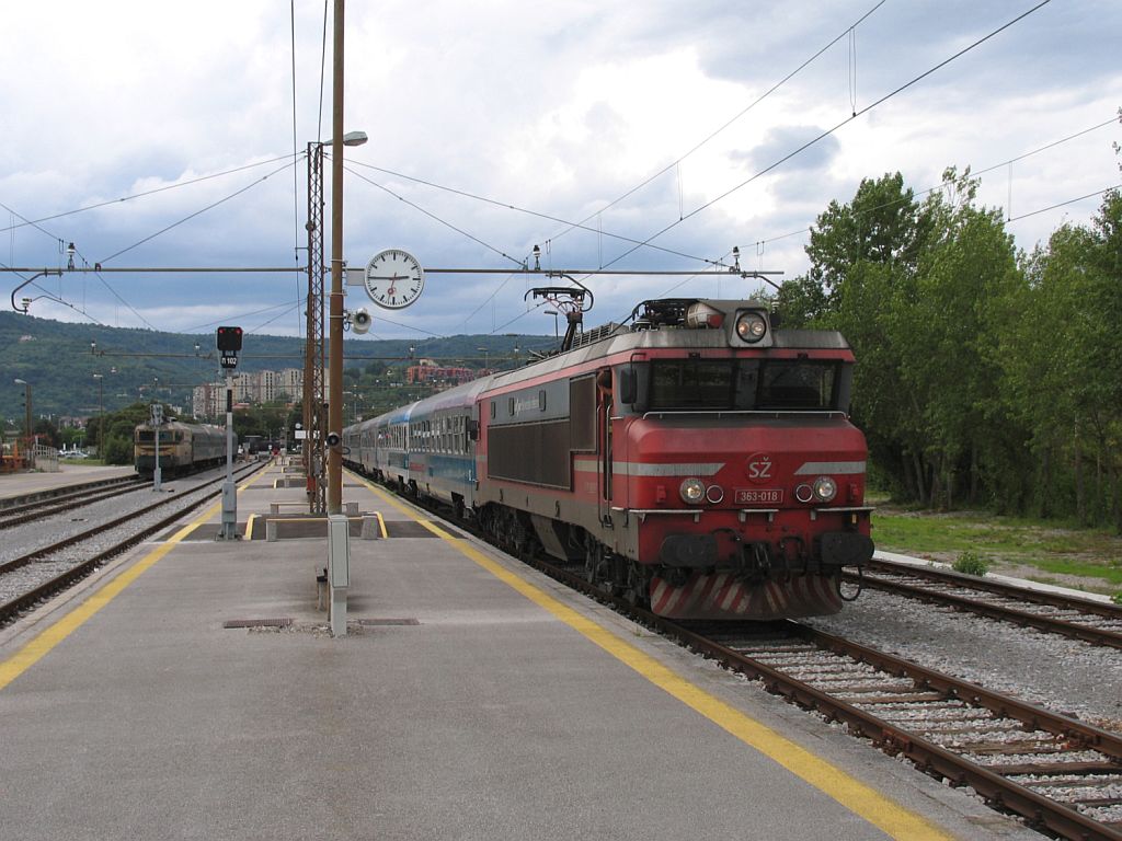 Die 363-018 mit IC 502 Koper-Maribor auf Bahnhof Koper am 5-8-2010.