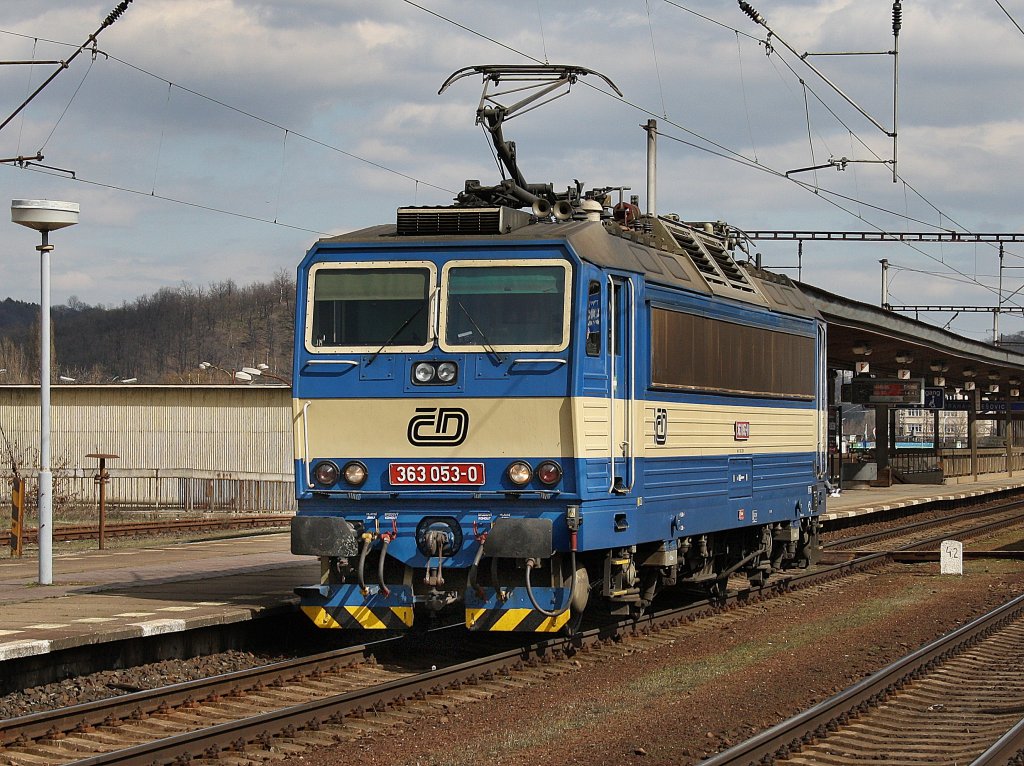 Die 363 053 am 03.04.2010 bei einer Rangierfahrt in Praha  Holeovice.