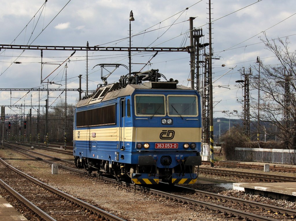 Die 363 053 am 03.04.2010 bei der Durchfahrt in Praha Holeovice. 