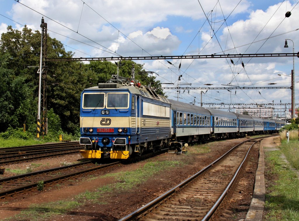 Die 363 053 mit einem Schnellzug am 20.06.2011 bei der Ausfahrt aus dem Pilsener Hbf.