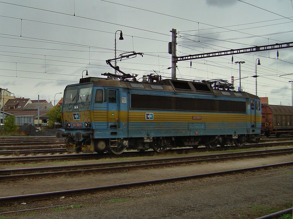 Die 363 058 am 03.10.2008 bei einer Rangierfahrt in Pilsen Hbf. 