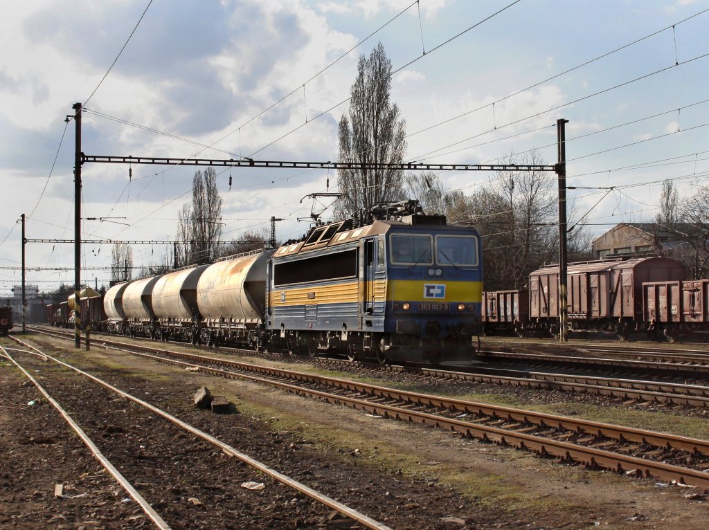 Die 363 063 am 03.04.2010 mit einem Gterzug bei der Durchfahrt in Praha Hostivař.