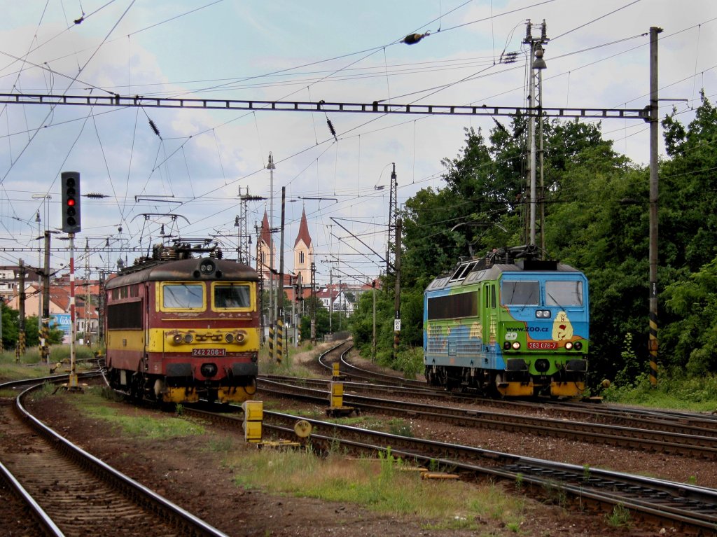 Die 363 078 und die 242 206 am 20.06.2011 bei einer Rangierfahrt im Pilsener Hbf. 