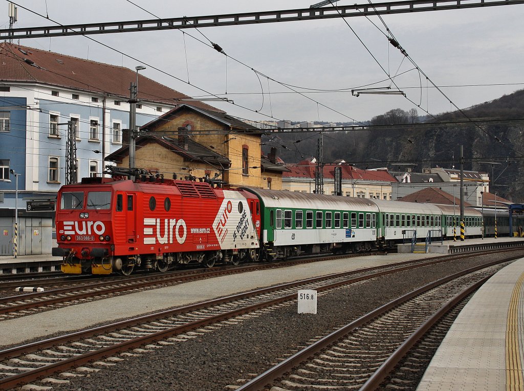 Die 363 086 am 04.04.2010 mit einem R bei der Ausfahrt in st nad Labem. 