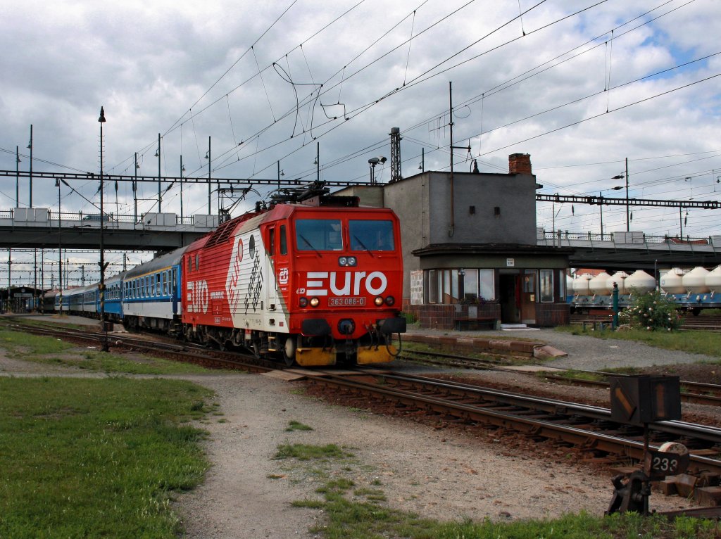 Die 363 086 mit einem R nach Prag am 20.06.2011 bei der Ausfahrt aus dem Pilsener Hbf. 