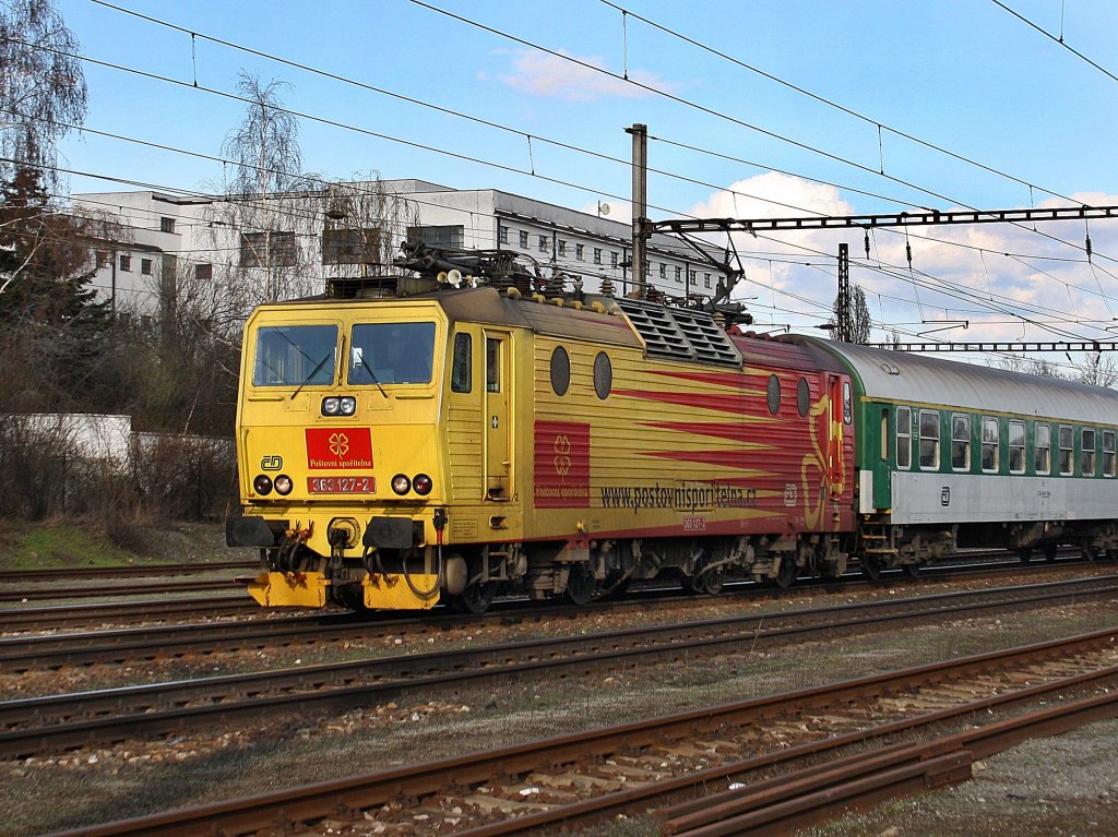 Die 363 127 am 03.04.2010 mit einem R bei der Durchfahrt in Praha-Hostivař