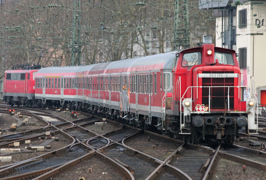 Die 363 170-2 prsentiert eine klassische Bereitstellung eines RE4 Verstrkers in Dsseldorf HBF am 01.03.2010