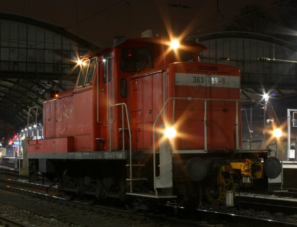 Die 363 445-8 rangierte am 28.11.2010 in Aachen Hbf.