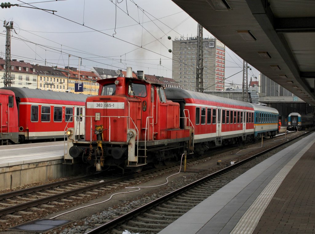 Die 363 665 am 01.12.2012 bei einer Rangierfahrt im Mnchner Hbf.