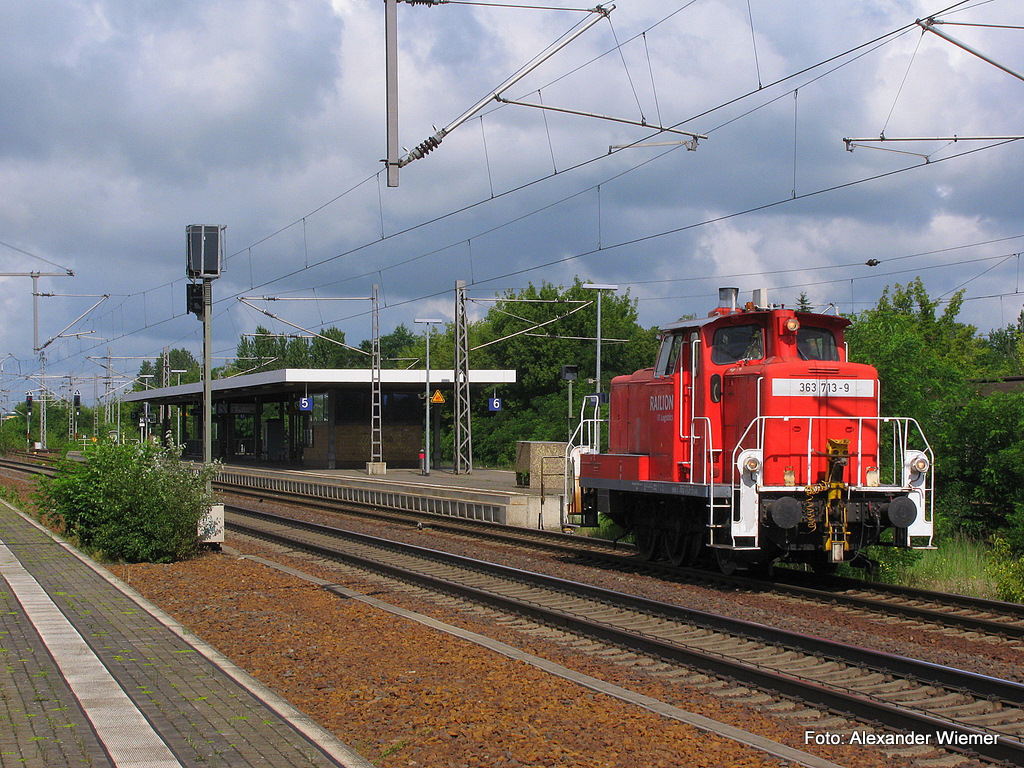 Die 363 713-9 rangiert hier durch den Bahnhof von Nauen. Sie holte ein paar Wagen ab und verschwand dann wieder. Hier beim umfahren ihrer Wgelchen. 05.07.2011