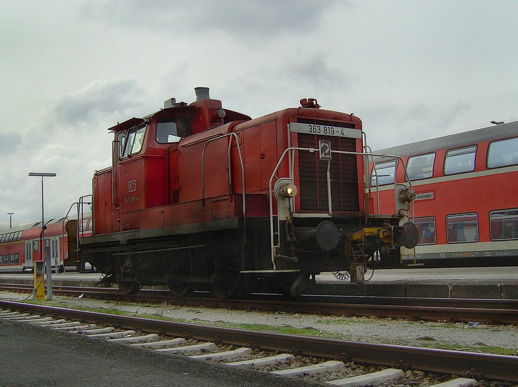 Die 363 819 am 23.03.2008 bei Rangierarbeiten in Mhldorf. 