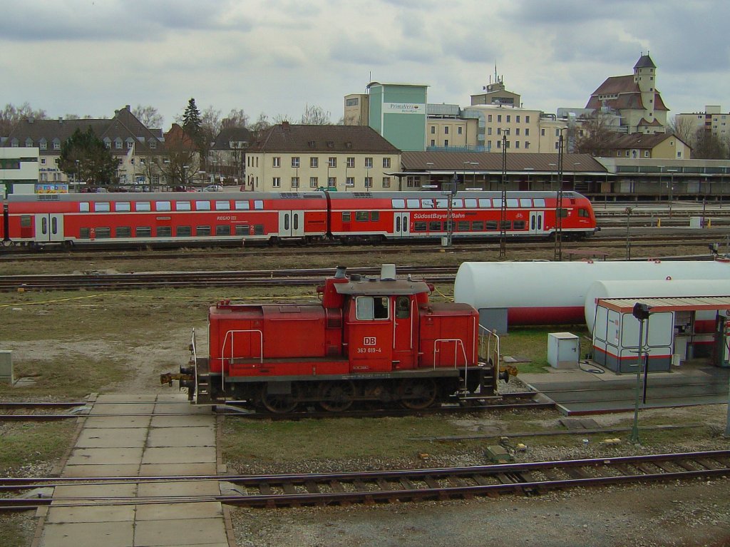 Die 363 819 am 23.03.2008 bei einer Rangierfahrt in Mhldorf. 