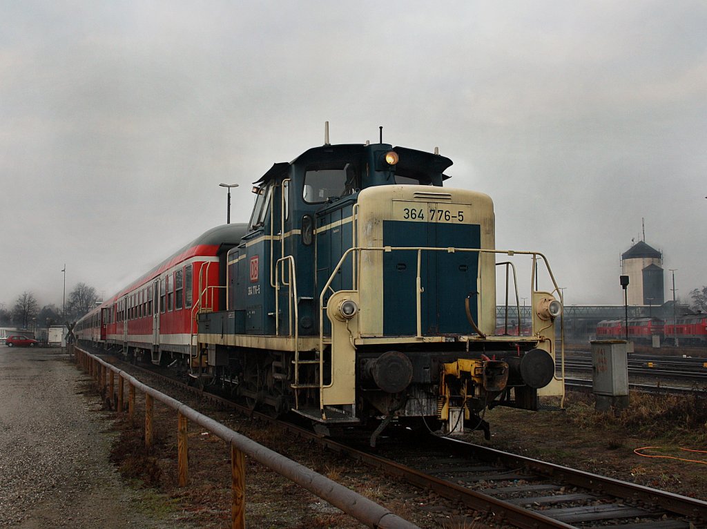  Die 364 776 am 01.01.2010 bei Rangierarbeiten in Mhldorf. 