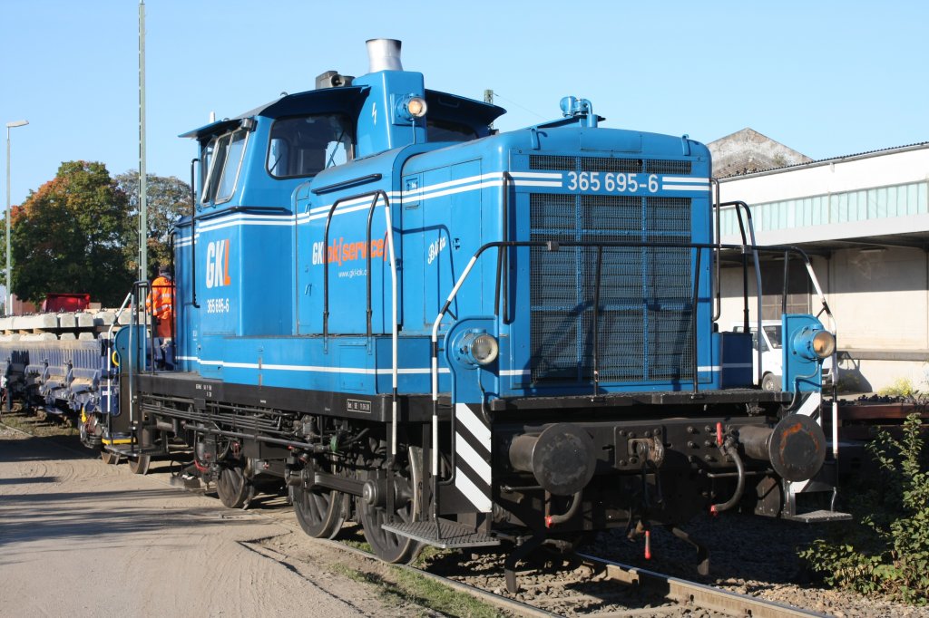 Die 365 695-6 der GKL am 11.10.2010 in Opladen.