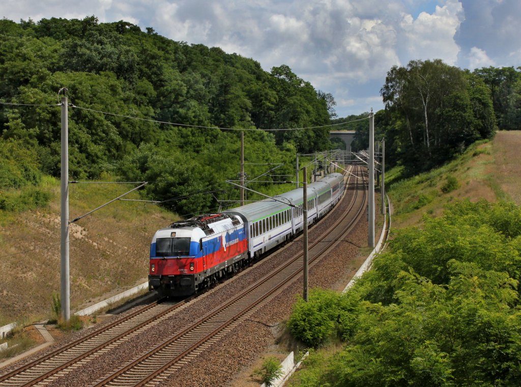 Die 370 002 mit einem EC am 22.07.2012 unterwegs bei Rosengarten.