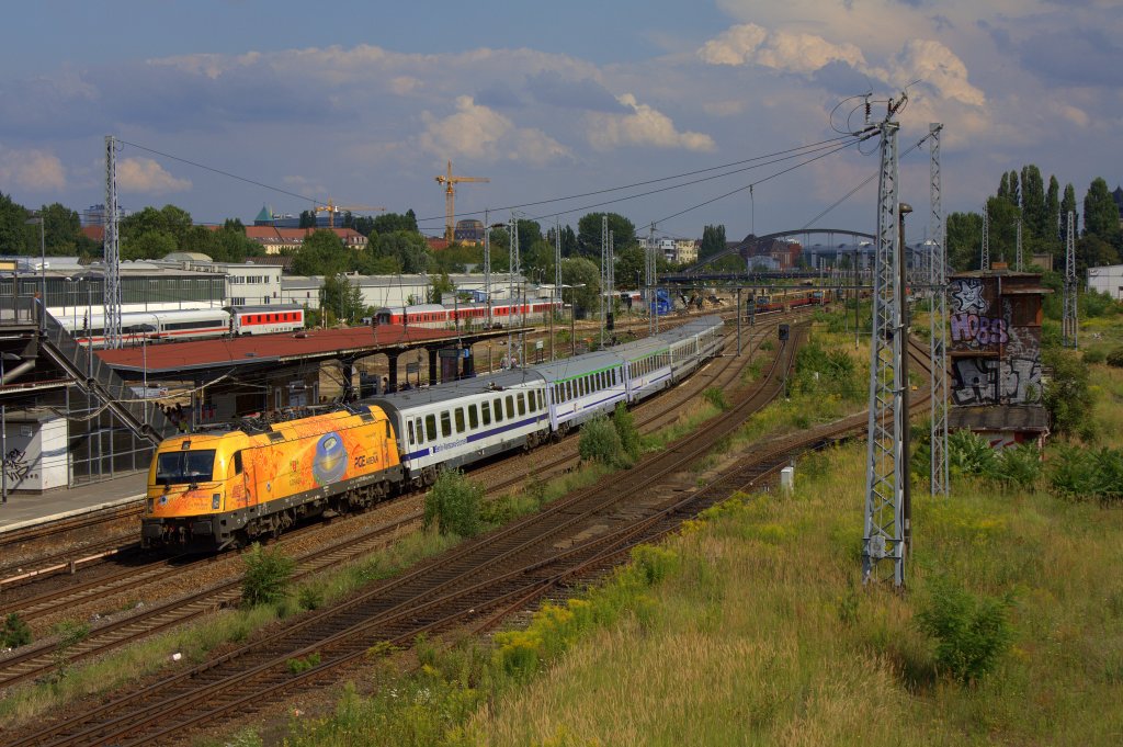 Die 370 009 am 04.08.2012 in Berlin an der Warschauerstrae.
