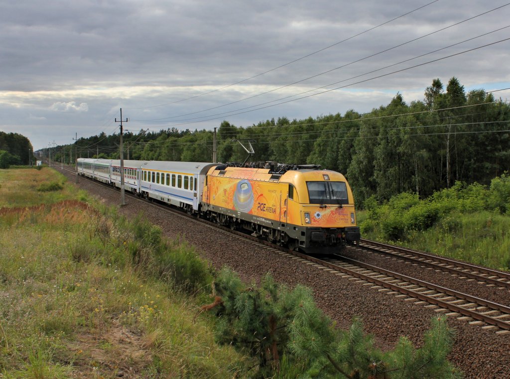Die 370 009 mit einem EC am 21.07.2012 unterwegs bei Boczw.