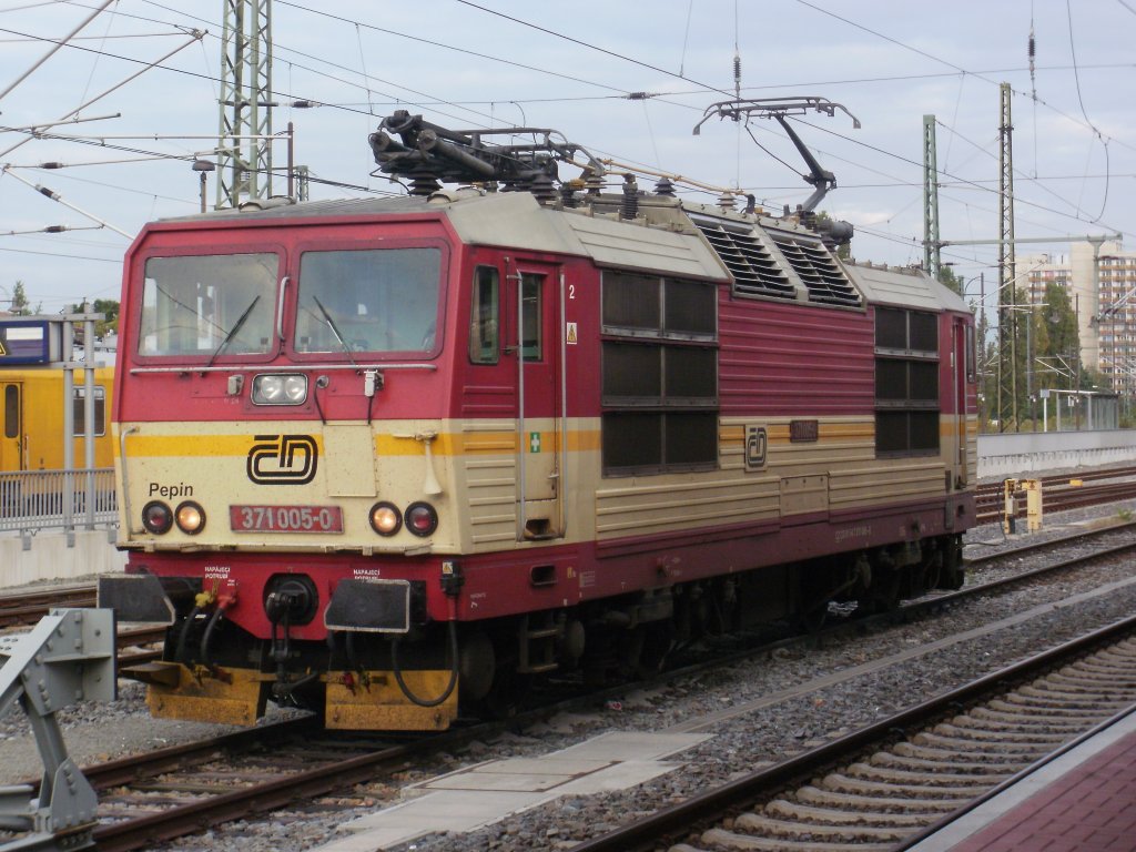 Die 371 005-0 der CD wartet am 22.09.2011 auf einem Abstellgleis im Hbf Dresden auf ihren nchsten Einsatz.