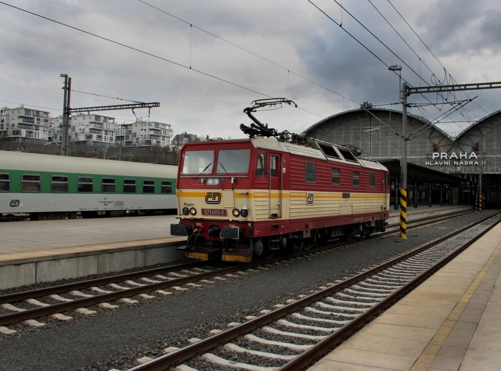 Die 371 005 am 04.04.2010 bei einer Rangierfahrt im Prager Hbf.
