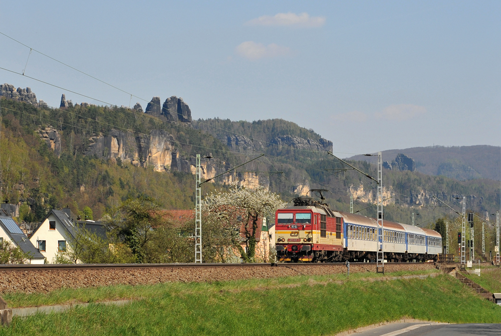 Die 371 005 der CD fhrt mit ihrem Elbe-Labe Express ( Decin-Dresden ) durch den Krippener Frhling. Im Hintergrund berragt die imposante Schrammsteinkette die Szenerie.