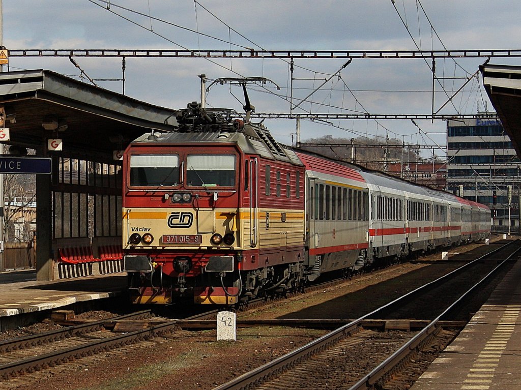 Die 371 015 am 03.04.2010 mit dem EC Wiendobona in Praha Holeovice.