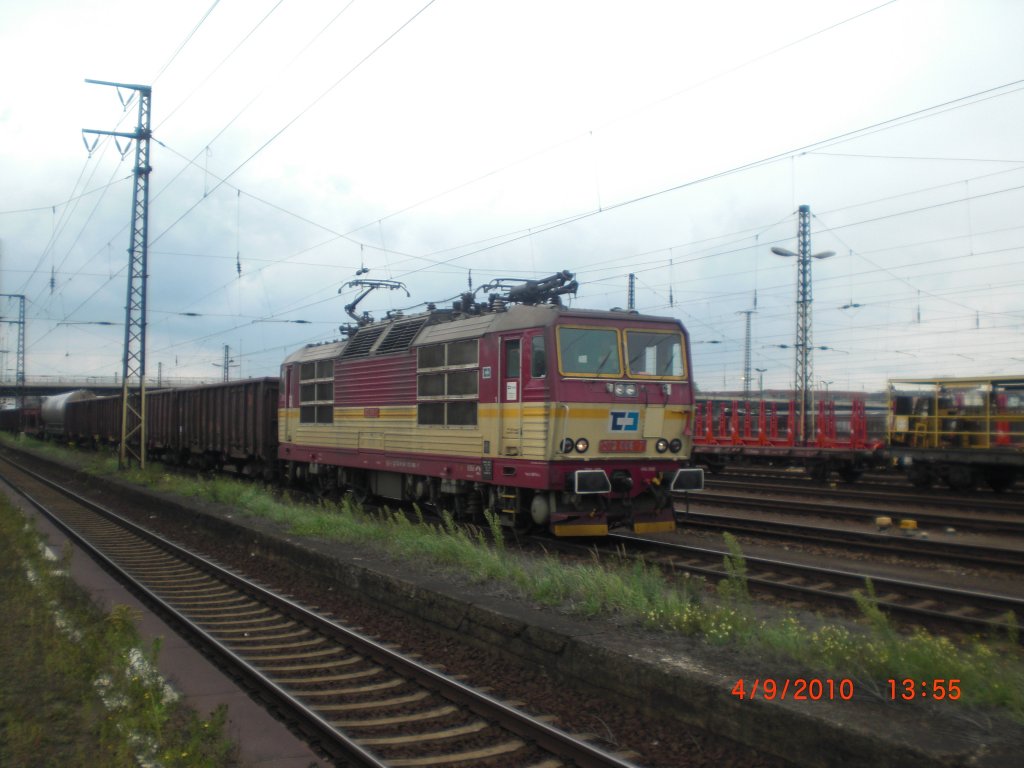Die 372 006-7 fhrt mit einem Gterzug durch Dresden-Friedrichstadt.