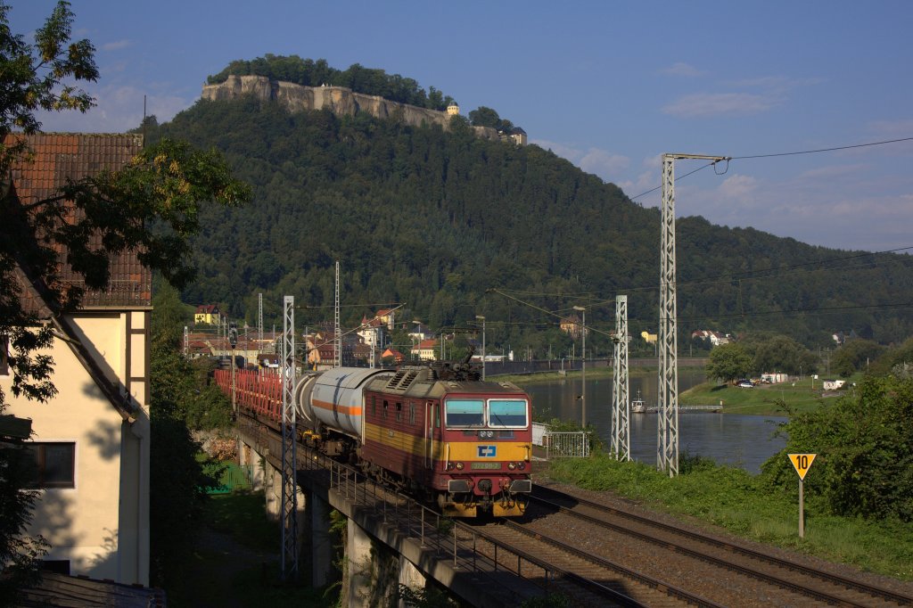 Die 372 011-7 fuhr am 26.08.2011 durch Knigstein.