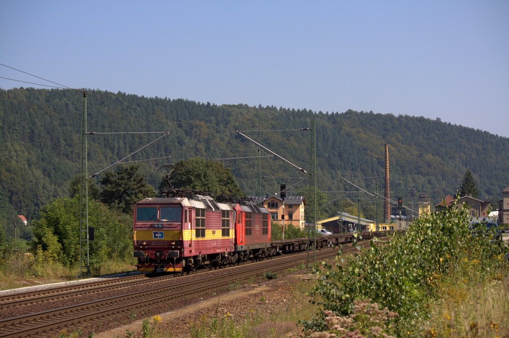 Die 372 013-3 fuhr am 26.08.2011 mit der 180 018 durch Knigstein.