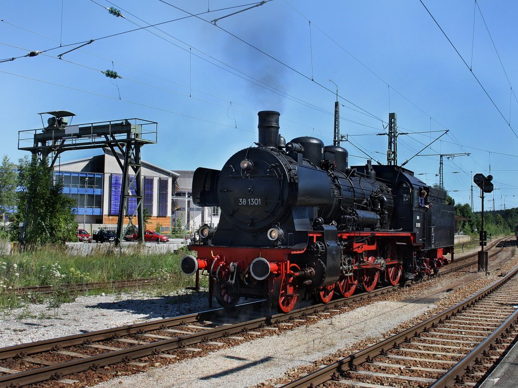 Die 38 1301 am 01.08.2010 bei einer Rangierfahrt in Traunstein.