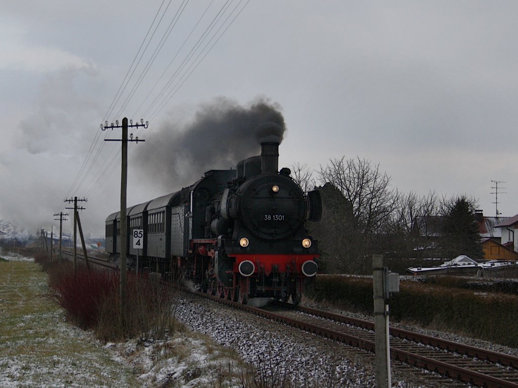 Die 38 1301 am 13.12.2009 mit einem Sonderzug unterwegs auf der Rottalbahn bei Oberdietfurt. 