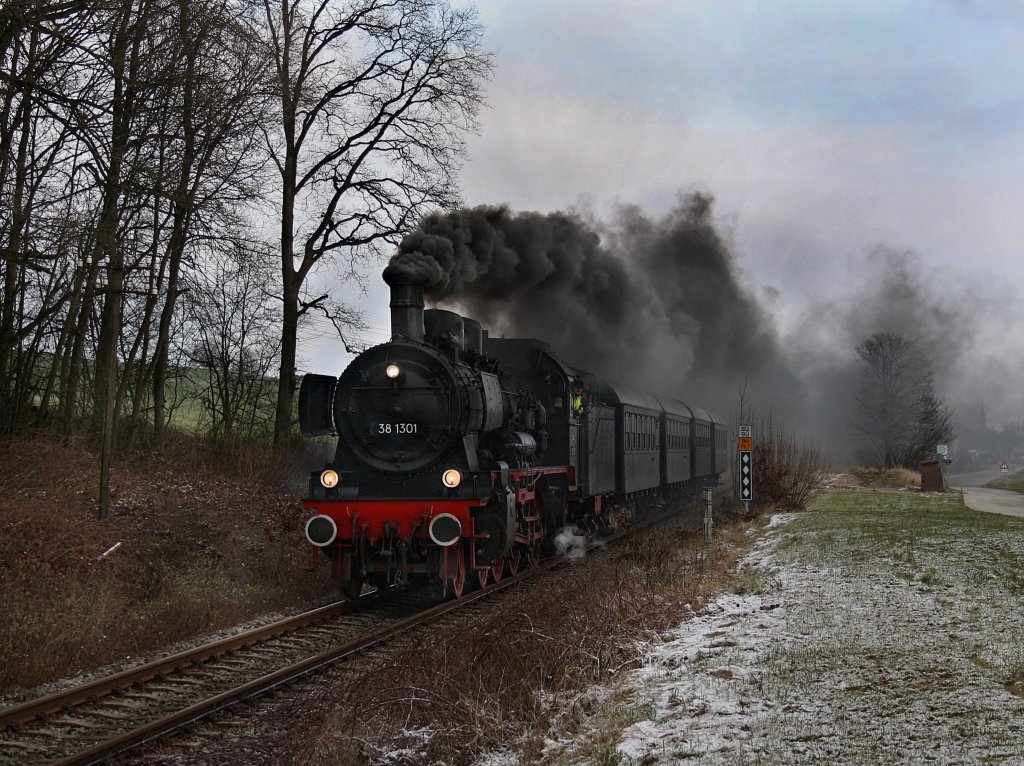 Die 38 1301 am 13.12.2009 mit einem Sonderzug unterwegs bei Eggenfelden. 