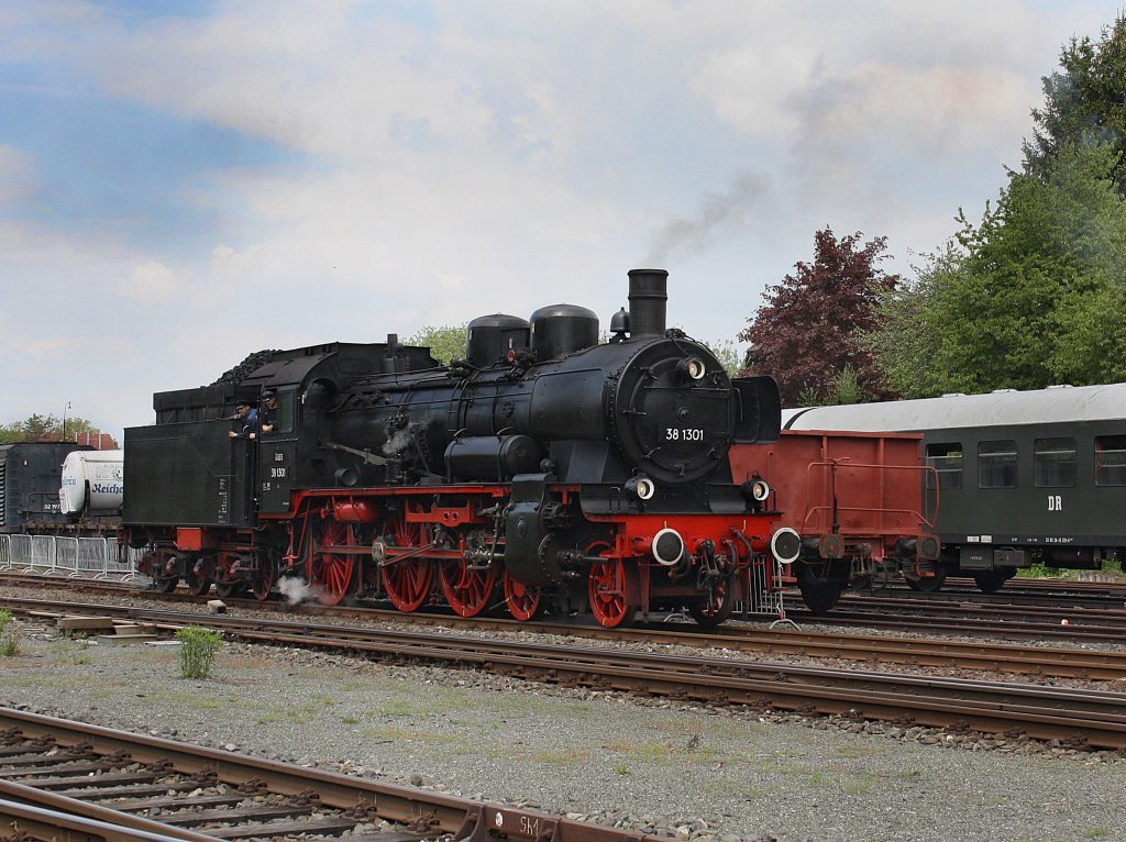 Die 38 1301 am 22.05.2010 bei einer Rangierfahrt in Neuenmarkt-Wirsberg. 