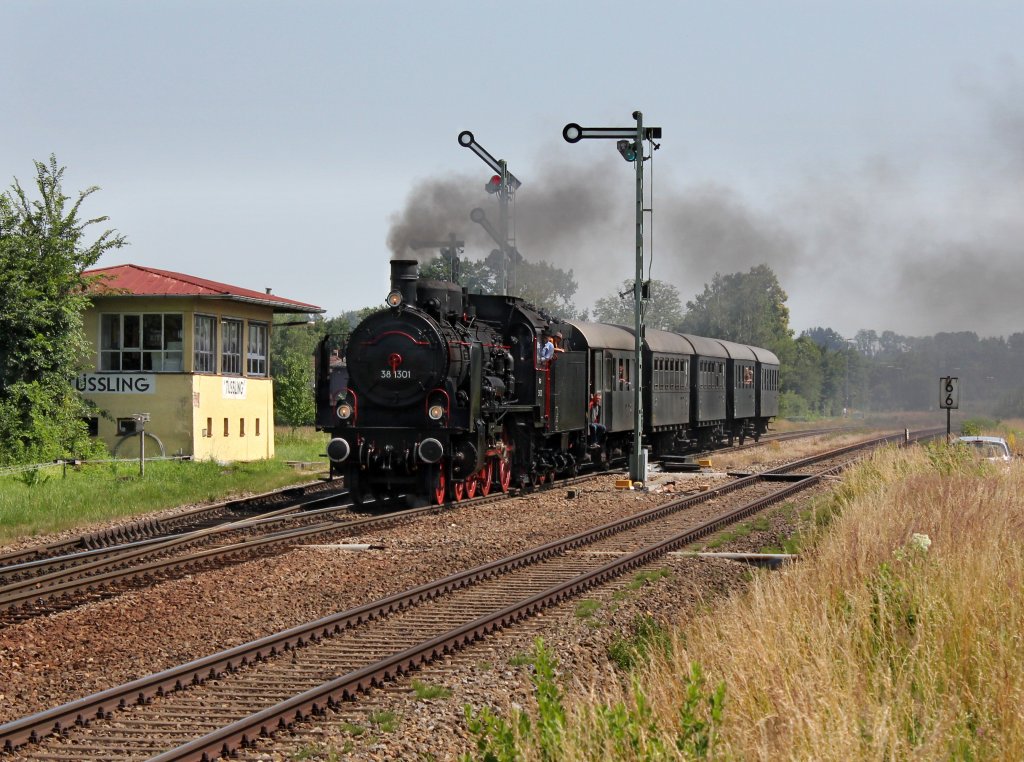 Die 38 1301 mit einem Sonderzug nach Mhldorf am 30.06.2012 bei der Durchfahrt in Tling.
