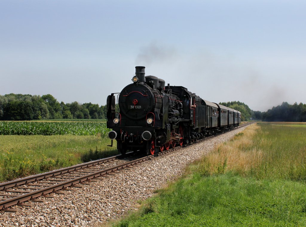 Die 38 1301 mit einem Sonderzug nach Mhldorf am 30.06.2012 unterwegs bei Heiligenstatt.